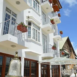 Royal Hills نوفارا إيلِيا